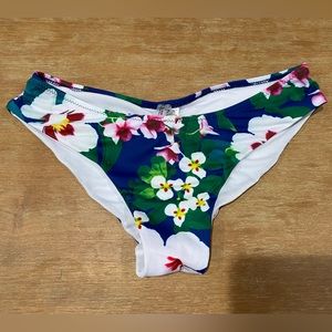 NWOT cheeky ruched swim bottoms in tropical print - size M